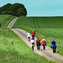 Wandernde auf einem Feldweg