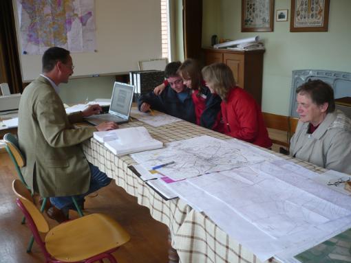 Mitarbeiter der Flurneuordnung nimmt Wünsche entgegen