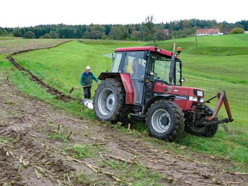 Bewirtschaftung der zugeteilten Flächen mit einem Traktor