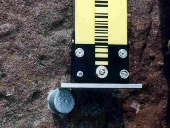 Nivellierlatte auf Höhenfestpunkt