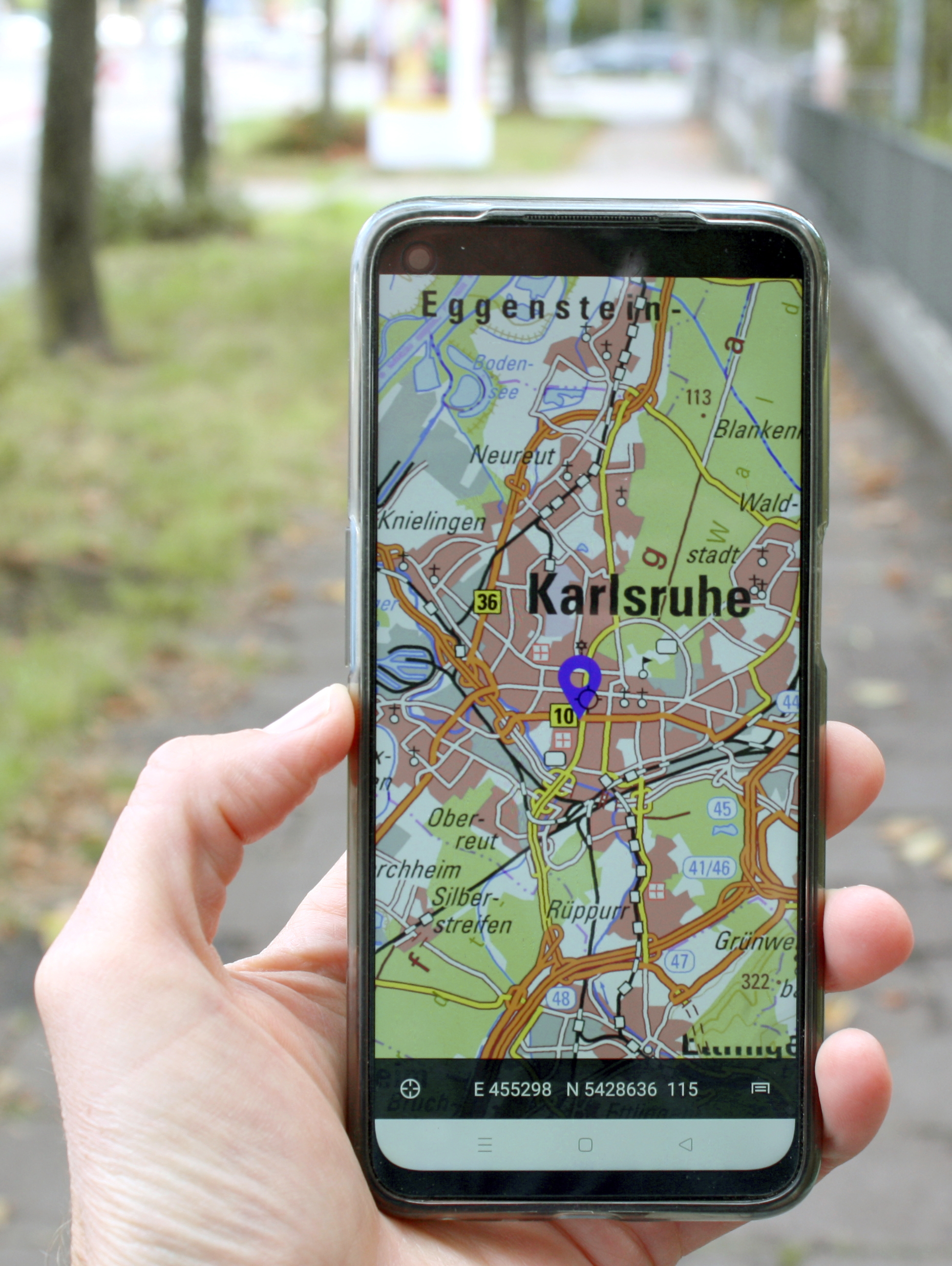 Ansicht der kostenlosen App 'BW Map mobile' mit Koordinatenanzeige in Metern, siehe unten